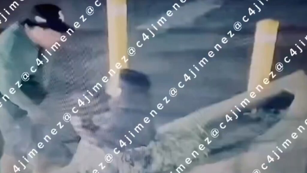 Omar, presunto policía federal, agrede a su novia y es confrontado por un joven; agente lo amenaza con pistola