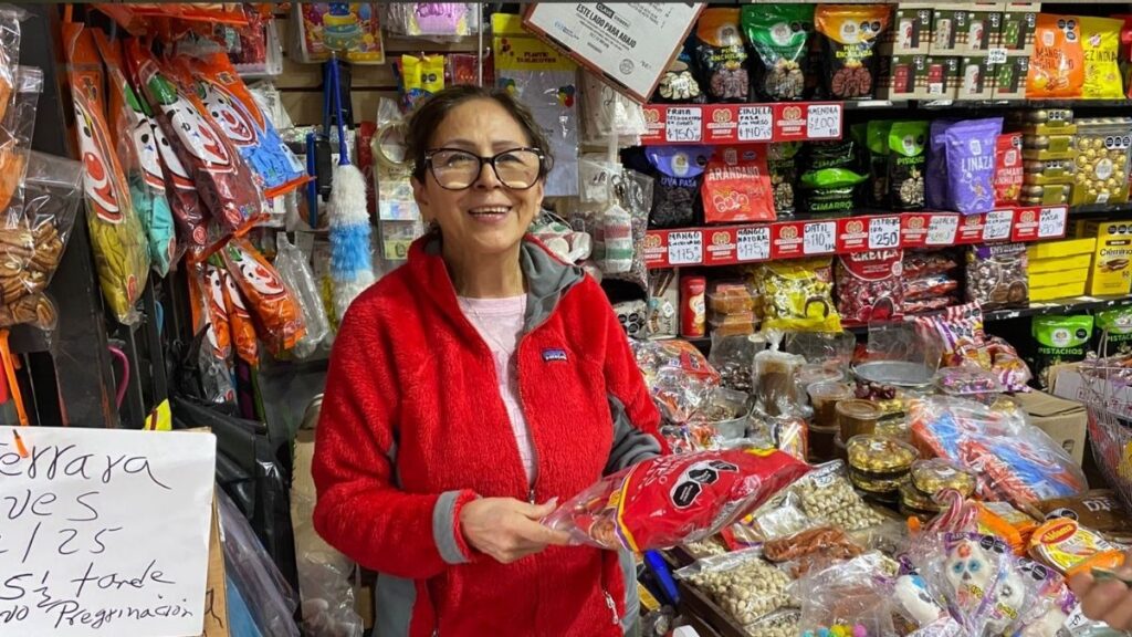 La Venta de Dulces en el Mercado Alianza de Los Ángeles Aún es Lenta: Comerciantes Ambicionan un Repunte