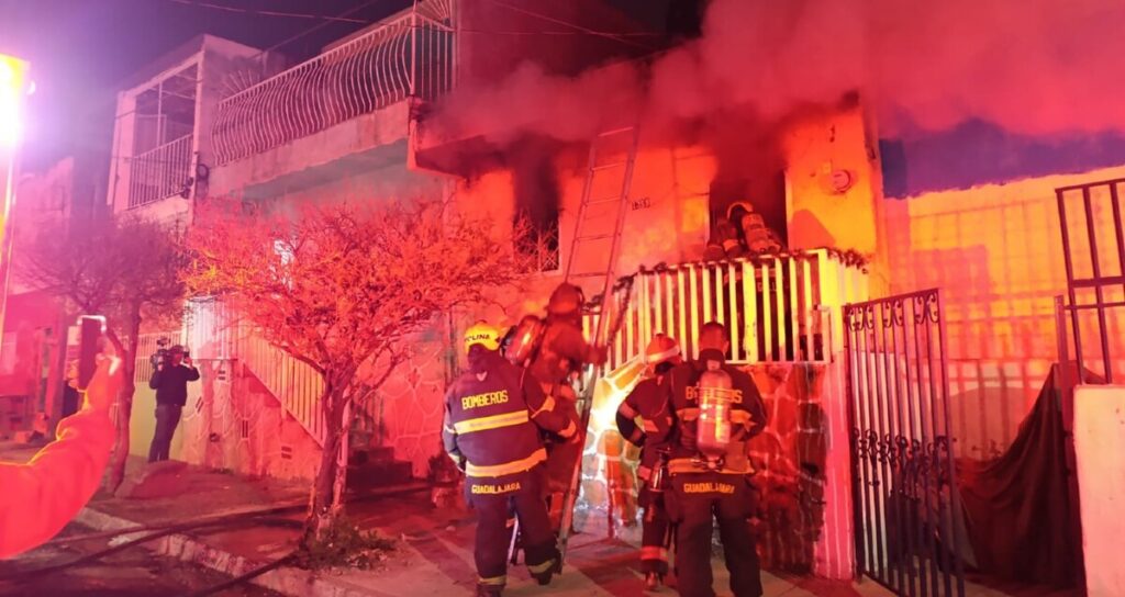 Madre e Hijos Saltan de la Azotea por Incendio en Guadalajara Provocado por Luces Navideñas