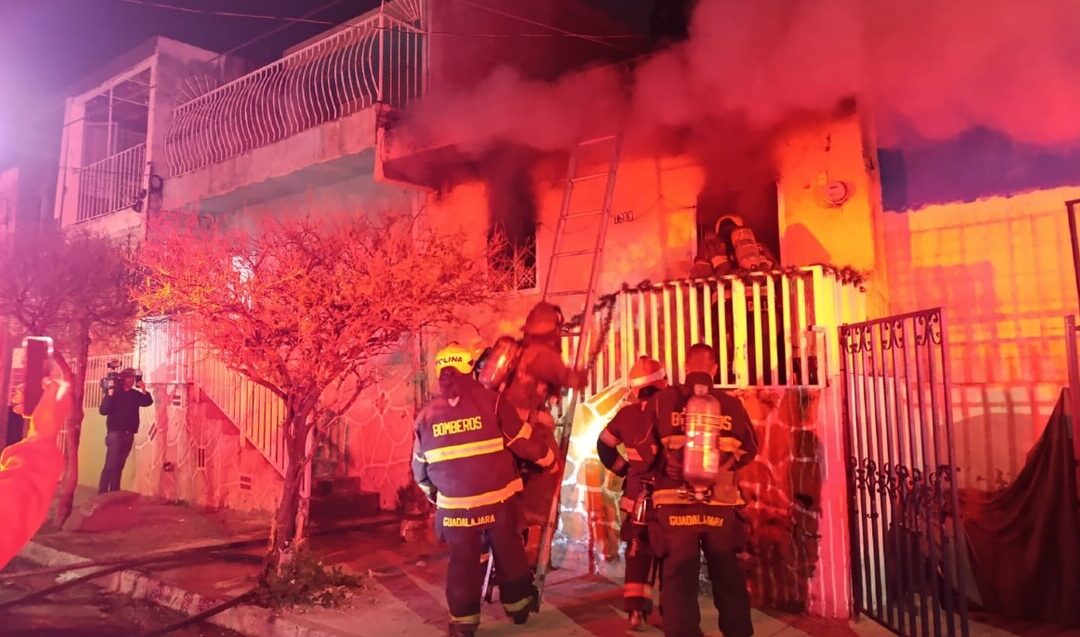 Madre e Hijos Saltan de la Azotea por Incendio en Guadalajara Provocado por Luces Navideñas