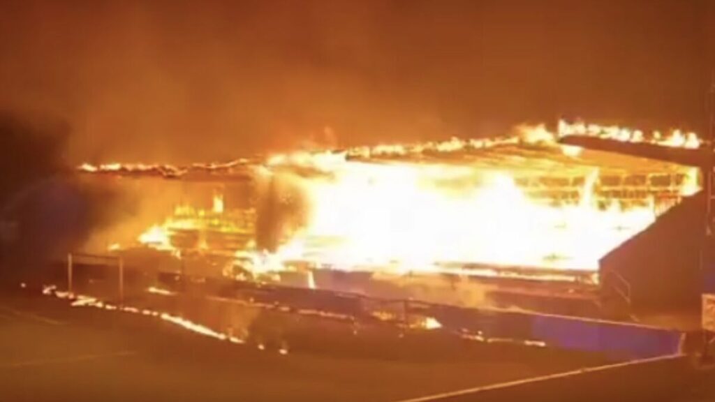 Incendio en estadio de Los Ángeles: menores de edad reaccionan ante el fracaso de su equipo