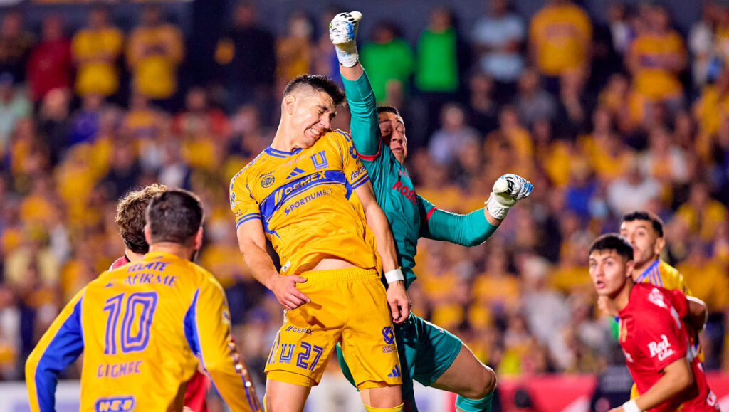 La Impactante Atajada de Hugo González que Detuvo a Diego Lainez en la Final de Ida