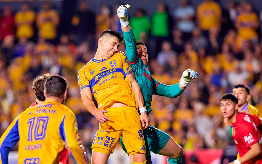 La Impactante Atajada de Hugo González que Detuvo a Diego Lainez en la Final de Ida