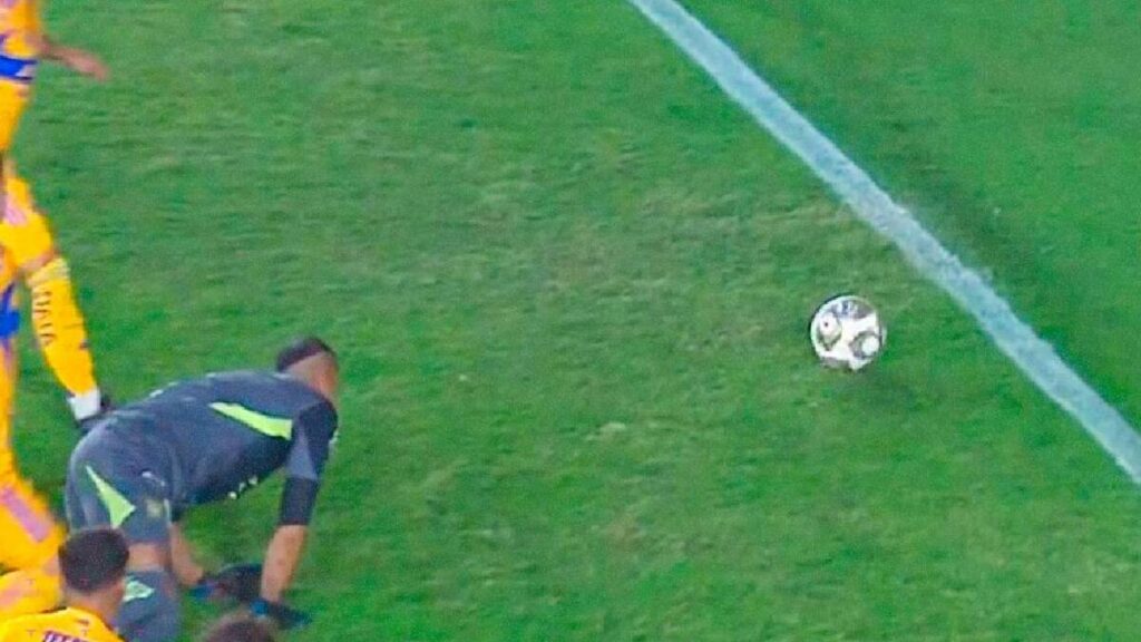 ¡Milagro en la Final! Tigres se salva de un gol gracias al pasto