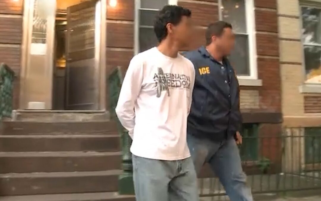 Informe Revela que ICE ha Detenido a Casi 75,000 Personas Sin Antecedentes Penales