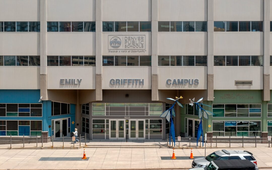 El Distrito Escolar de Denver Asegura Espacios de Estacionamiento en Uptown por $2.5 Millones