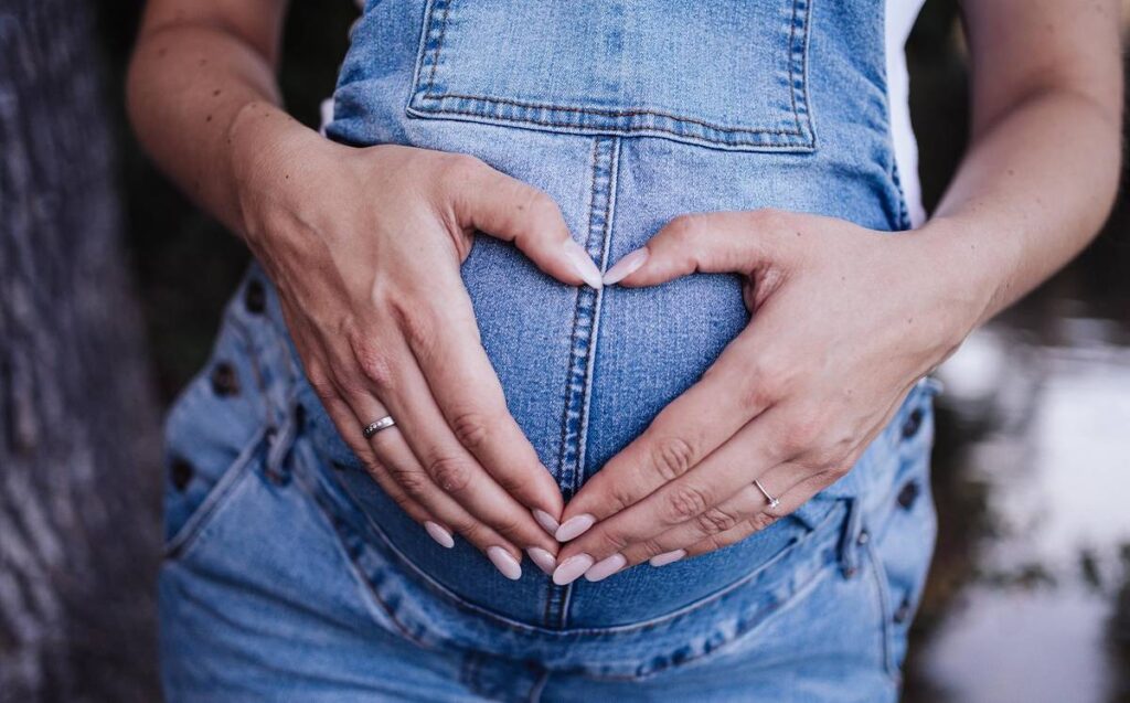 Nacimiento Inesperado: Mujer No Sabía que Estaba Embarazada y Dio a Luz a un Bebé en Su Abdomen