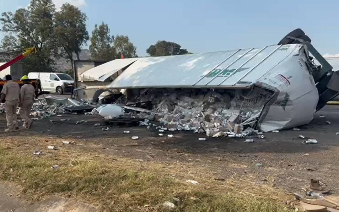 Accidente de tráiler volcado con cervezas en carretera a Zapotlanejo provoca rampiña