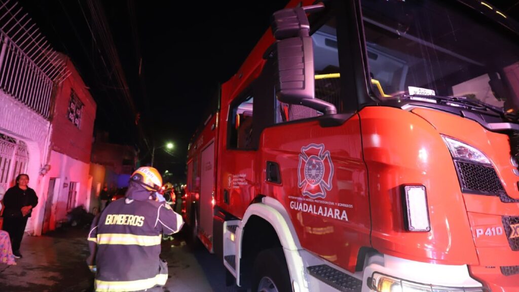 Incendio en Guadalajara Deja a Adultos Mayores con Quemaduras y Vecinos Intoxicados