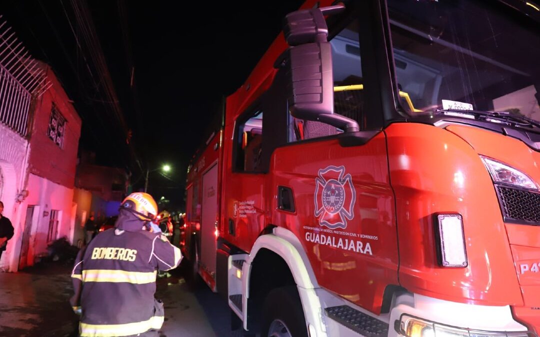 Incendio en Guadalajara Deja a Adultos Mayores con Quemaduras y Vecinos Intoxicados