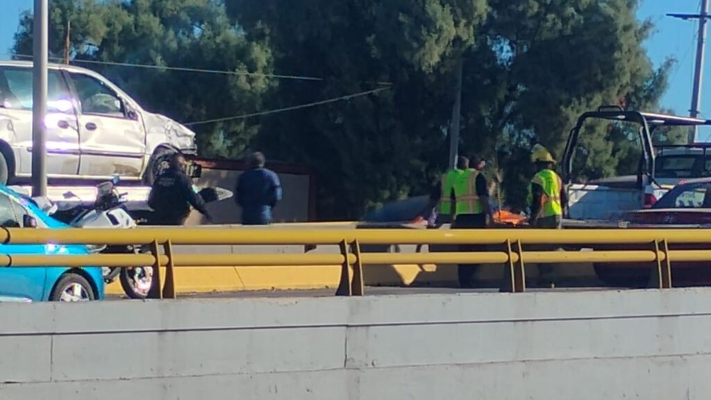 Camioneta Vuelca en el Puente del Bulevar Libertad en Torreón: Últimos Detalles del Accidente