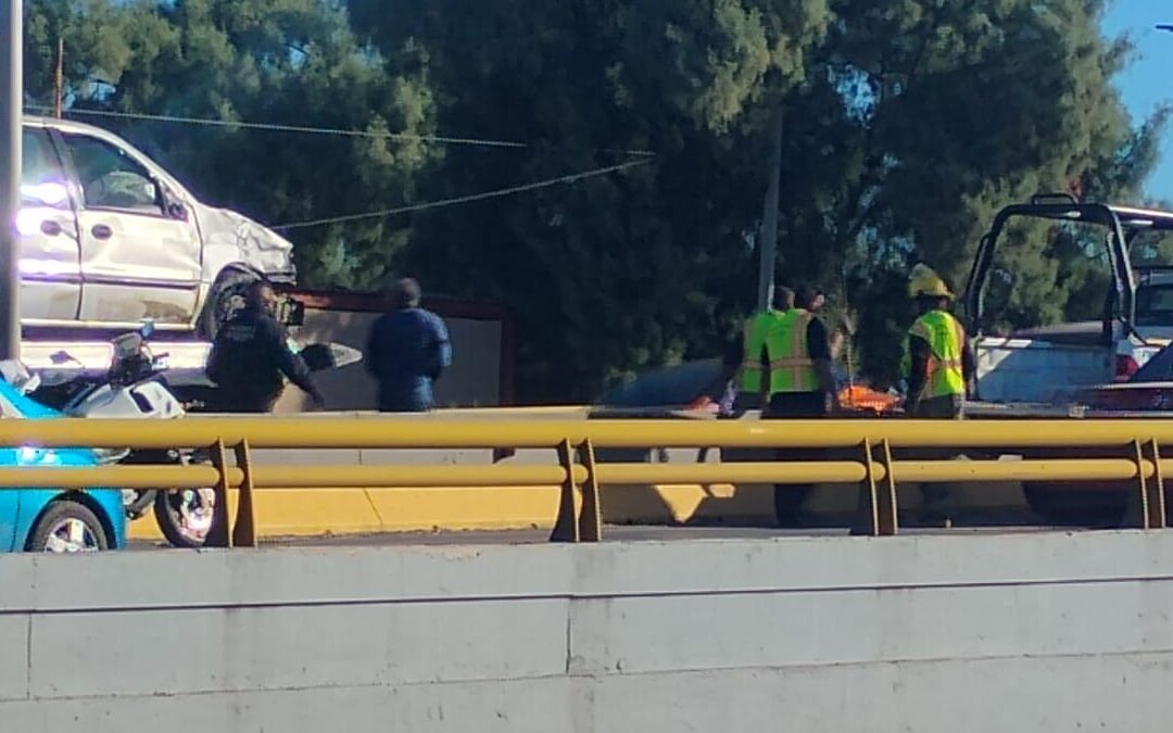 Camioneta Vuelca en el Puente del Bulevar Libertad en Torreón: Últimos Detalles del Accidente