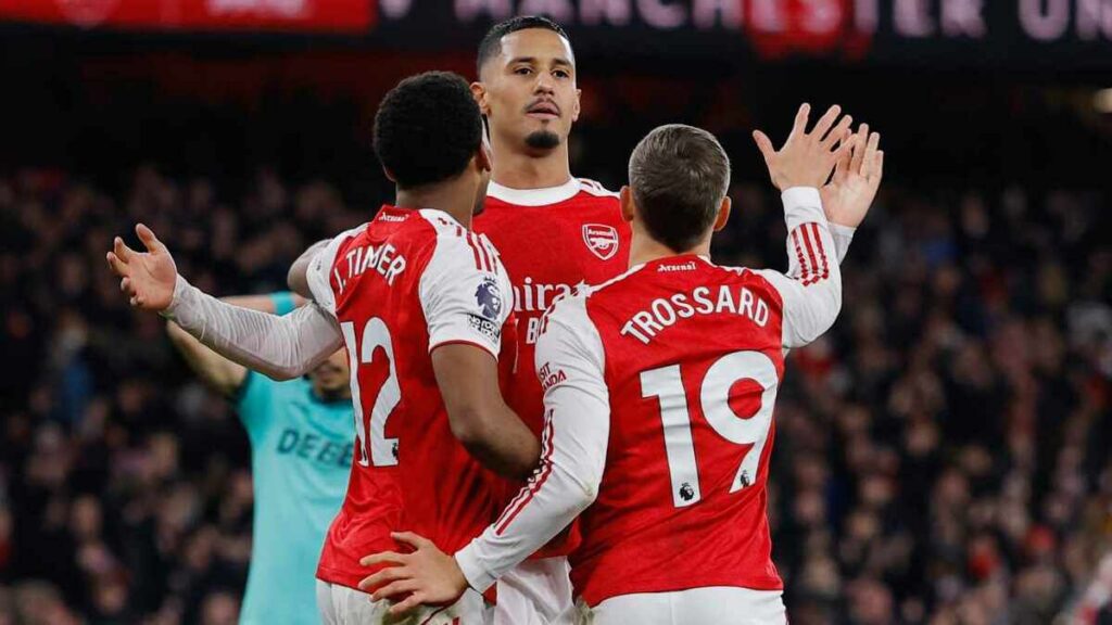 Arsenal logra una sufrida victoria ante el colista Wolverhampton gracias a dos autogoles