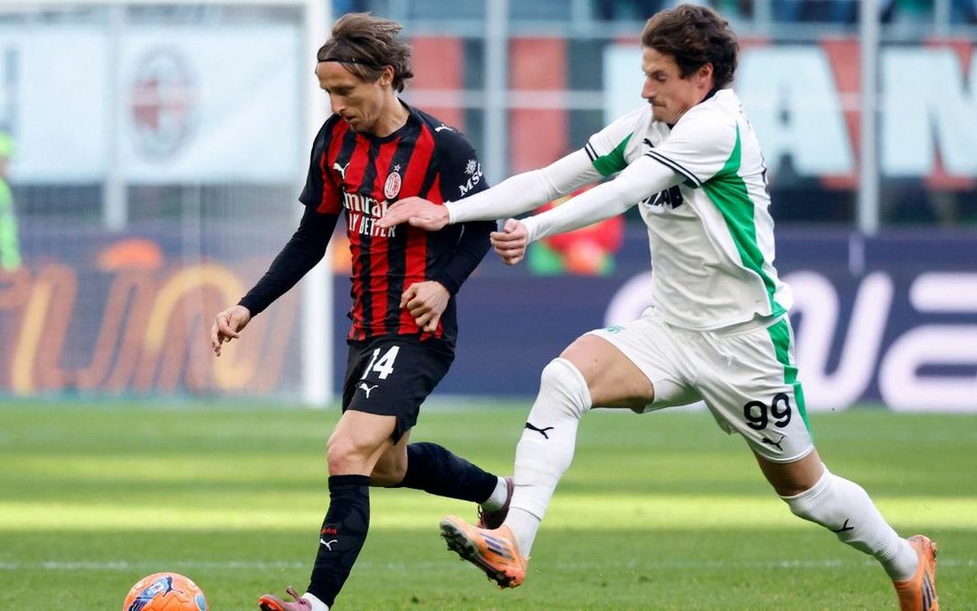 Milan empata ante Sassuolo sin Santi Gimenez y tambalea en la cima