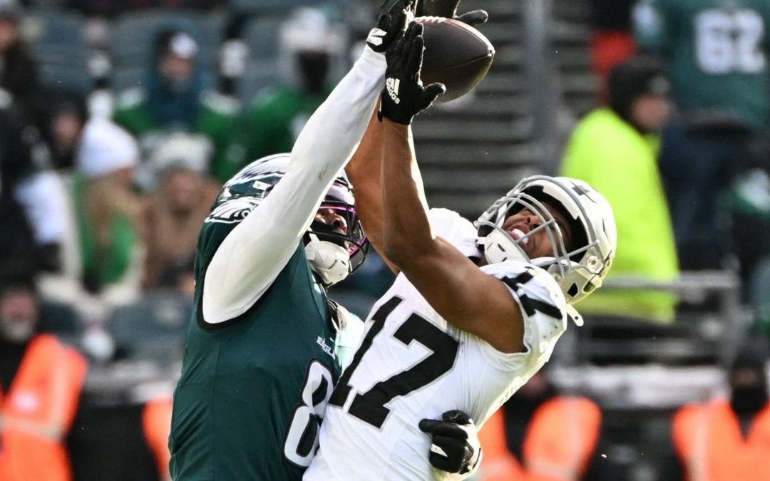 Eagles Vencen a Raiders y Aseguran su Camino en la NFL