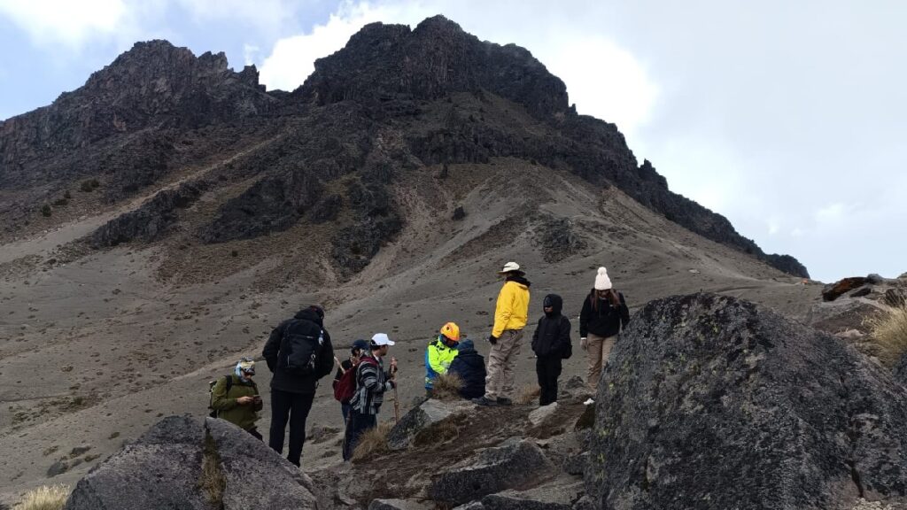 Rescate en el Nevado de Colima: Atención de Emergencia Médica para Paseantes Extraviados