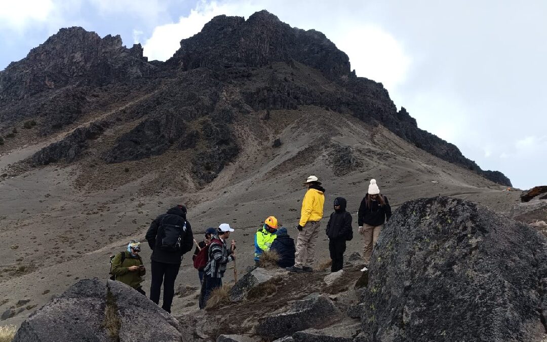Rescate en el Nevado de Colima: Atención de Emergencia Médica para Paseantes Extraviados