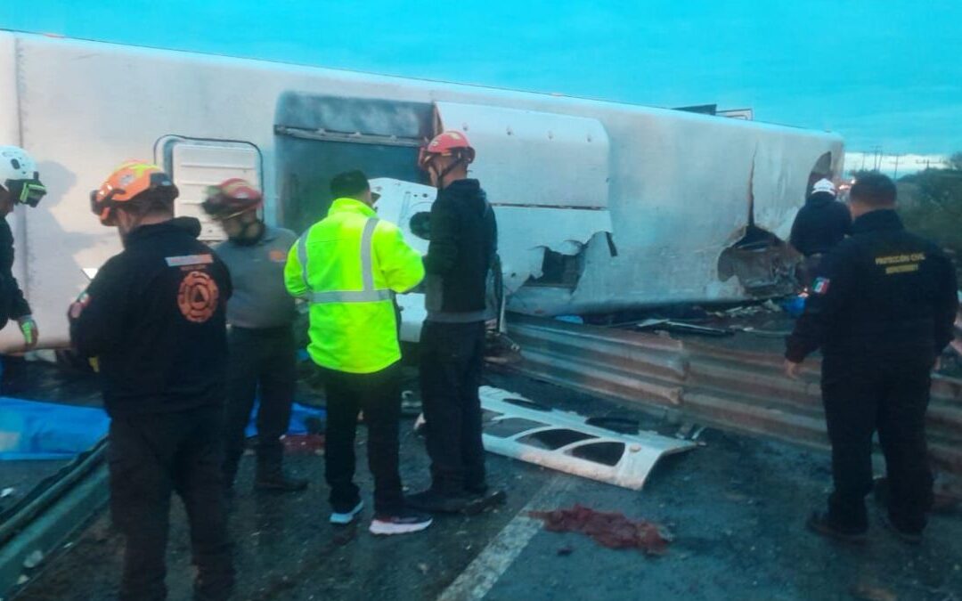Trágica volcadura de camión en Apodaca: múltiples muertos y heridos