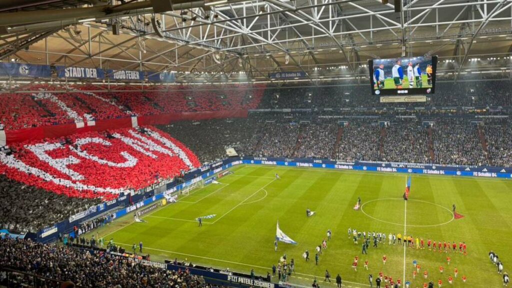 Fascinante mosaico de aficionados de Schalke 04 en honor al Nürnberg en Bundesliga 2