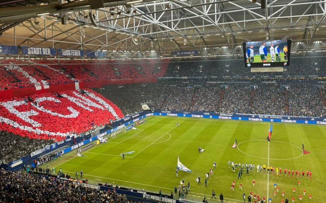 Fascinante mosaico de aficionados de Schalke 04 en honor al Nürnberg en Bundesliga 2