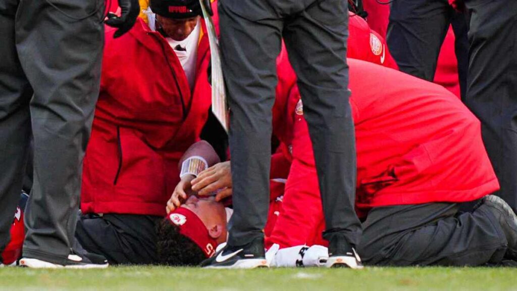 Patrick Mahomes enfrenta una grave lesión de rodilla que podría impactar su temporada en la NFL