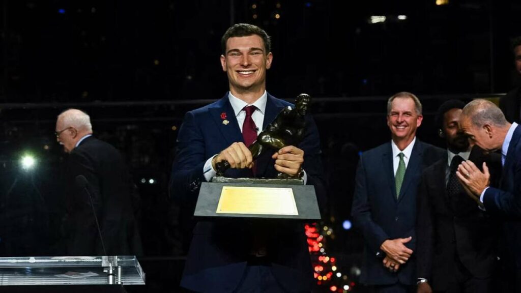 Fernando Mendoza: El Primer Jugador Cubano en Conquistar el Trofeo Heisman