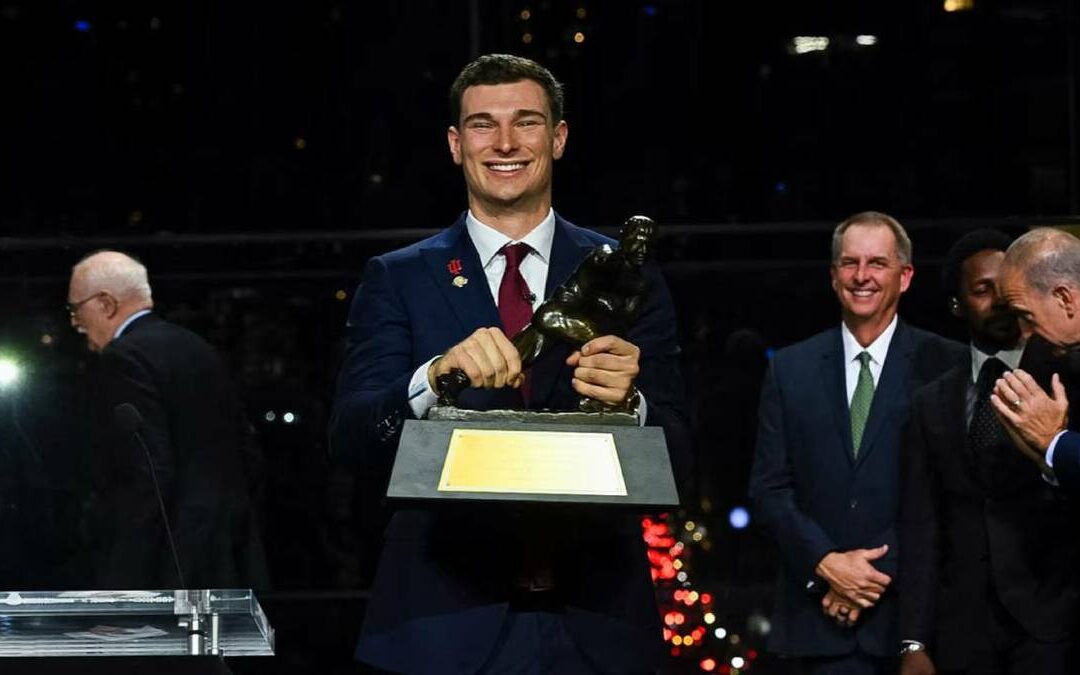 Fernando Mendoza: El Primer Jugador Cubano en Conquistar el Trofeo Heisman
