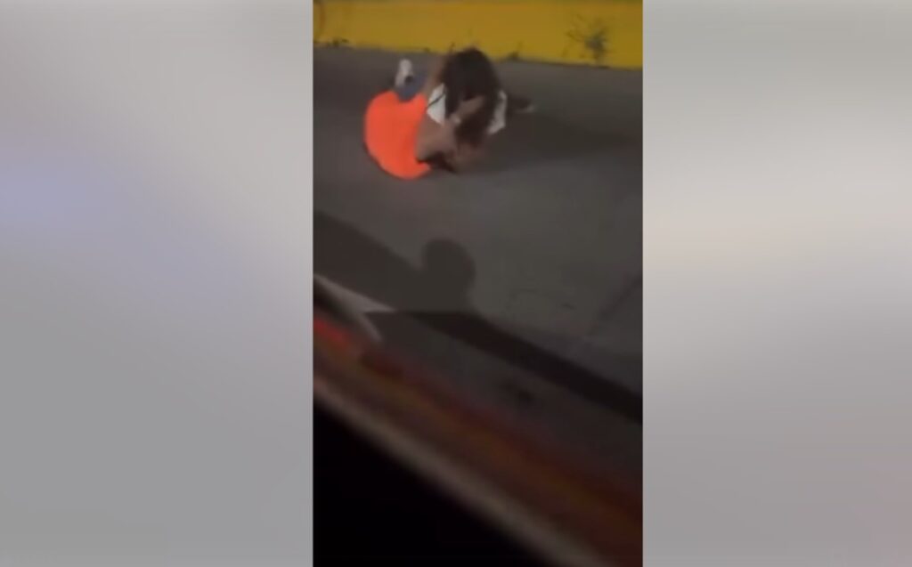 Impactante video: Automovilista captura pelea en Plaza Patria, Zapopan