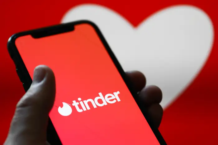 Seis Mujeres Demandantes Critican la Seguridad de Hinge y Tinder Tras Ataques de Violador Serial