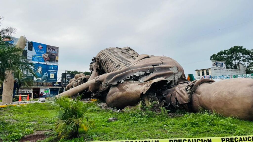 Colapsa el Monumento al Colotero en Álamo Temapache por Inundaciones