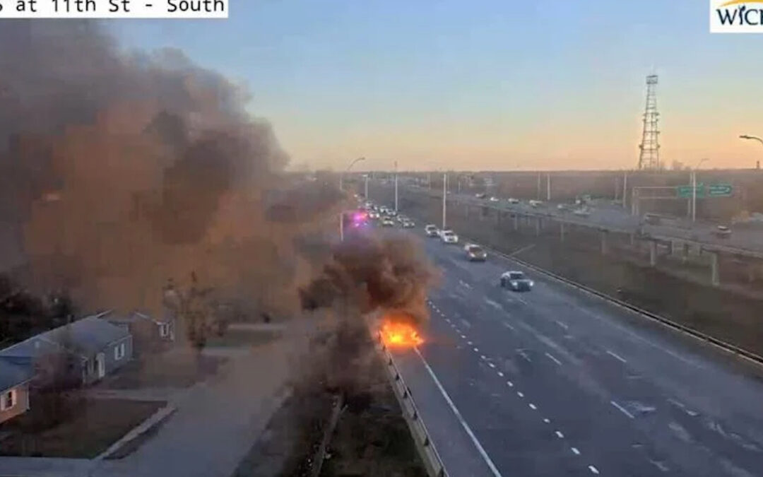 Extinguido incendio vehicular en la I-135 en Wichita: sin lesiones reportadas