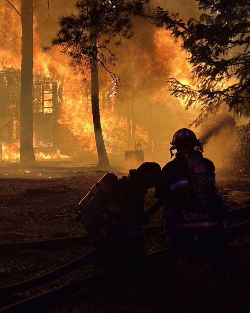 Incendio causado por generador provoca pérdida total de vivienda en Colorado ante vientos extremos