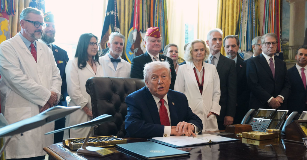 Trump firma orden ejecutiva para facilitar la reclasificación de la marihuana y su investigación médica