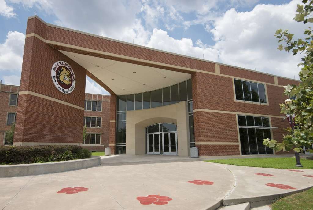 Mayor Presencia Policial Tras Amenaza en Heights High School de Wichita