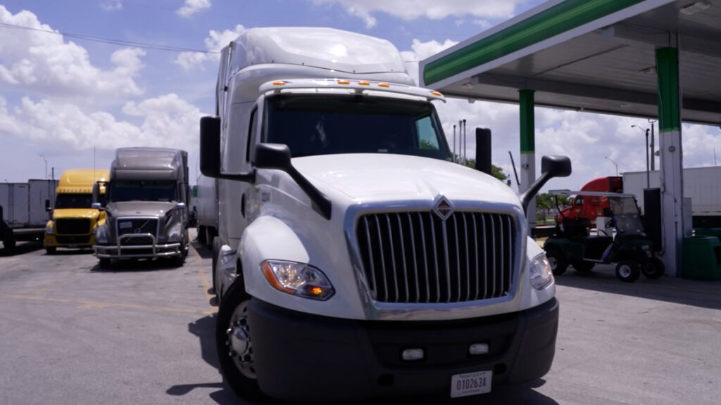 Suspensión de Licencias CDL para Inmigrantes en Colorado: ¿Qué Significa para el Programa?