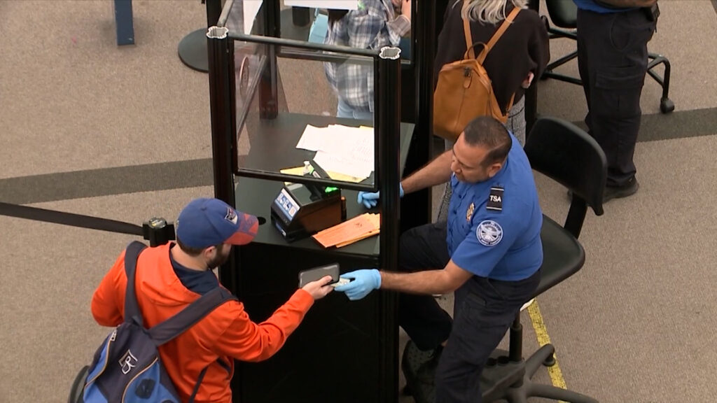 ICE y TSA: ¿Cómo la vigilancia de pasajeros afecta la deportación?