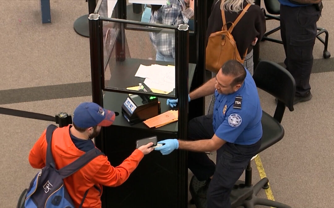 ICE y TSA: ¿Cómo la vigilancia de pasajeros afecta la deportación?