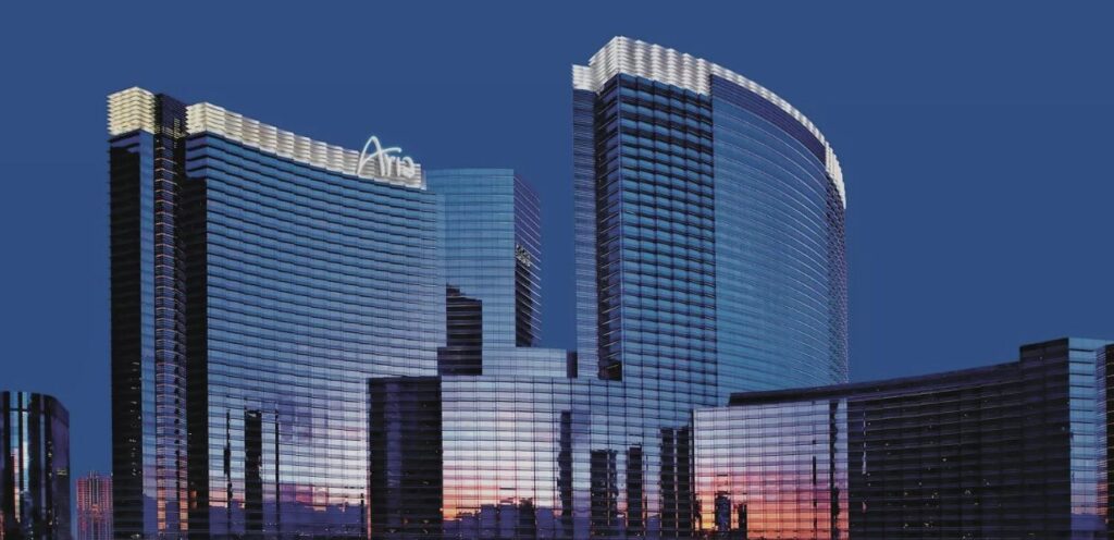 Incendio en Estacionamiento del Strip de Las Vegas Afecta a Tres Vehículos