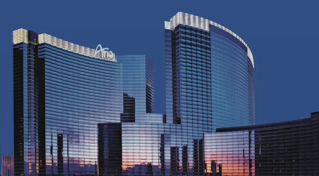 Incendio en Estacionamiento del Strip de Las Vegas Afecta a Tres Vehículos