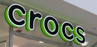 Crocs demanda al gobierno de EE. UU. por $54 millones en aranceles de la era Trump