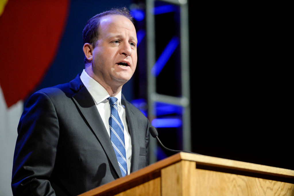 Jared Polis Aboga por $10 Millones en Asistencia Alimentaria para Familias de Colorado Durante el Cierre del Gobierno Federal