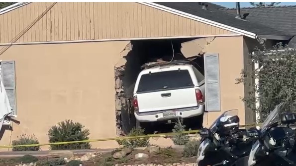 Accidente Fatal en Clairemont: Una Mujer Muere Tras Impacto de Vehículo en Vivienda