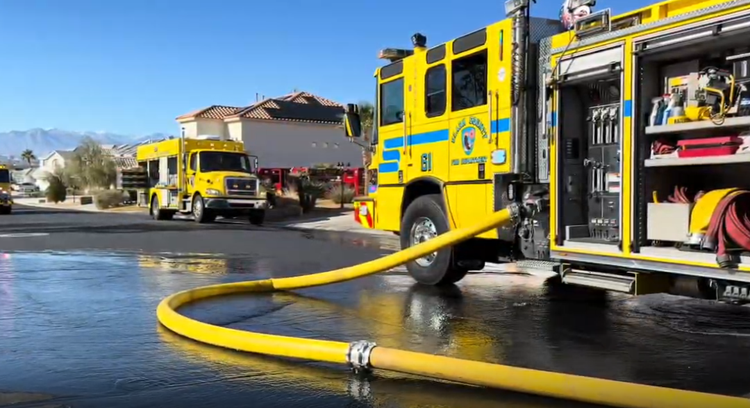 Tragedia en Las Vegas: Incendio Residencial Causa Colapso de Techo y Heridos entre Bomberos
