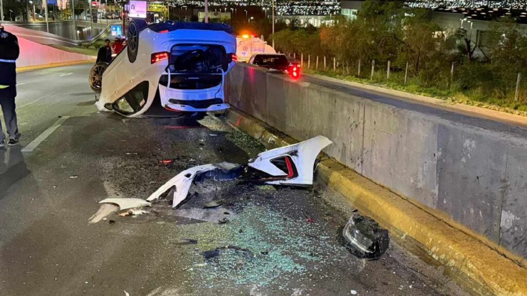 Accidente de Auto en Monterrey: Joven de 17 Años Vuelca en Avenida Leones | VIDEO