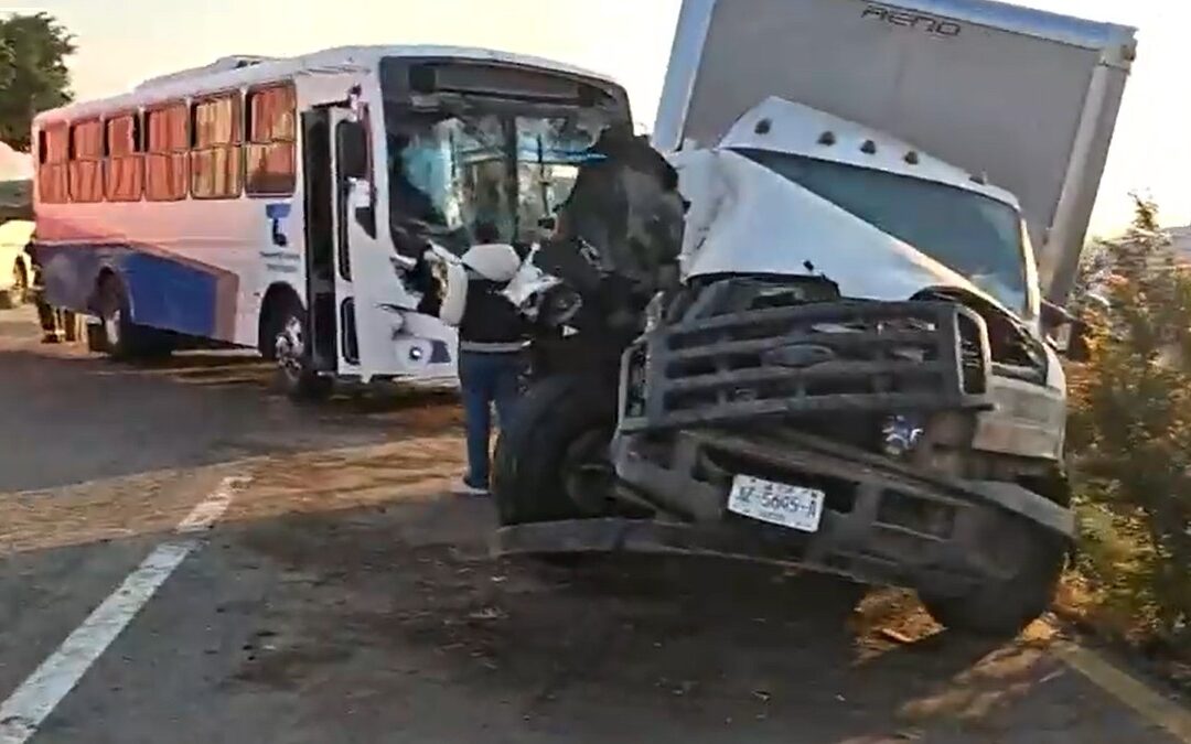 Choque múltiple en la Carretera Guadalajara-Colima: 18 lesionados, incluyendo una mujer embarazada