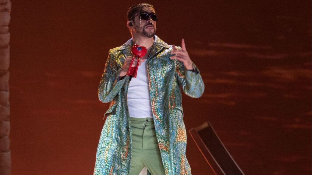 Multa por Bad Bunny: Consecuencias de Tocar una Pieza Arqueológica en el Museo de Antropología