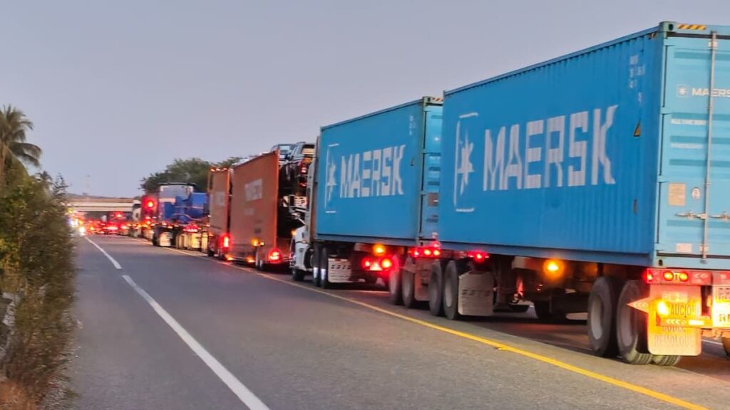 Cierre de la Autopista Siglo XXI Genera Crisis de Transporte de Carga en Puerto Lázaro Cárdenas