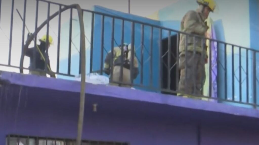 Incendio en Torreón: Cuerpos de Emergencia Rescatan a Adulto Mayor del Interior de su Casa