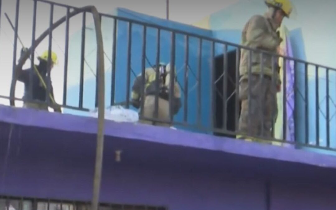 Incendio en Torreón: Cuerpos de Emergencia Rescatan a Adulto Mayor del Interior de su Casa