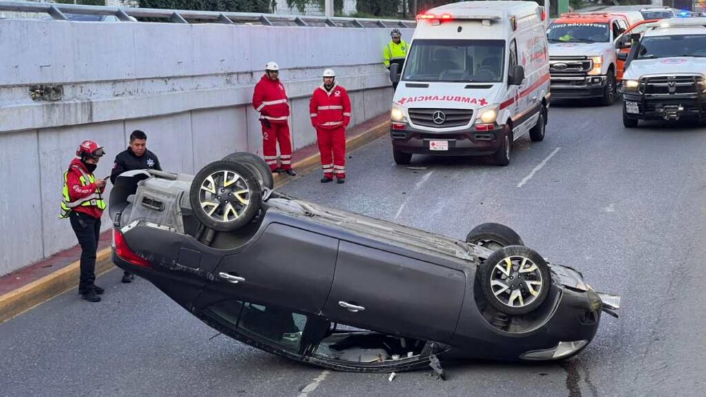 Accidente de volcadura en Monterrey afecta vialidad en Garza Sada y Lázaro Cárdenas